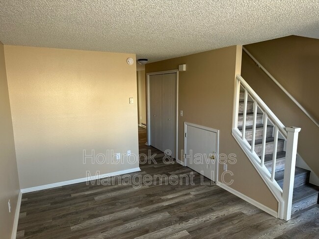 Foto del edificio - 4881 Basswood Dr