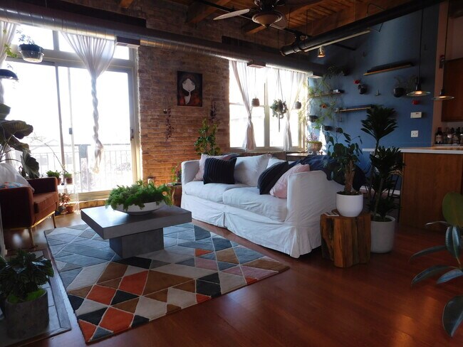 Foto del edificio - 1740 N Maplewood Ave