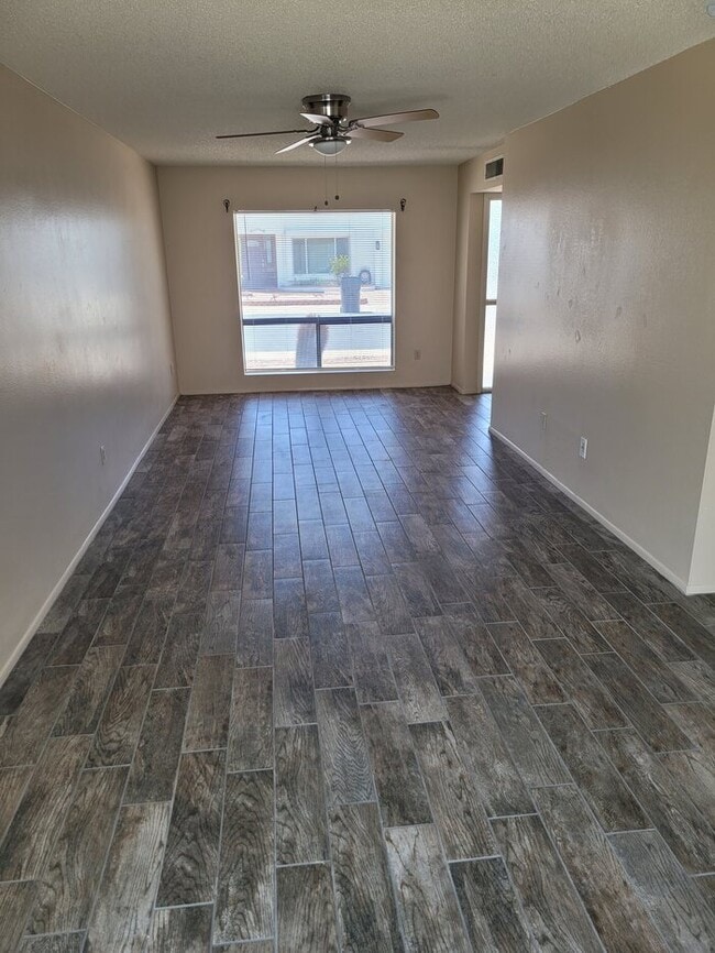 Building Photo - Great North Phoenix 2/2 with all new floor...