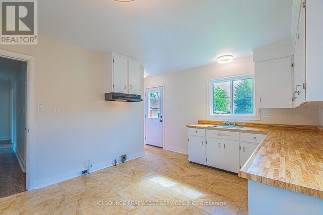 Building Photo - 3768 Dorchester Rd