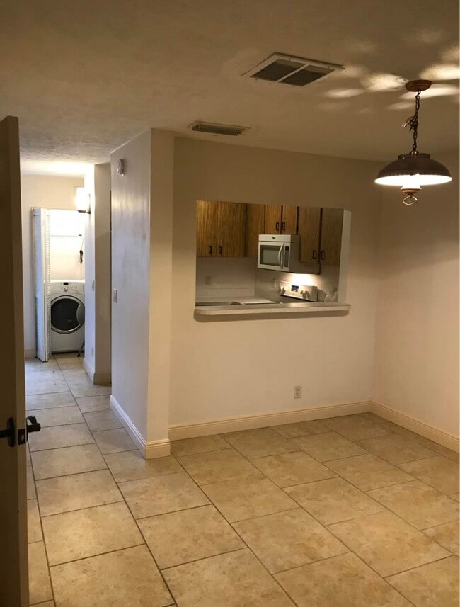 Área de comedor - 2110 NE 38th Ave