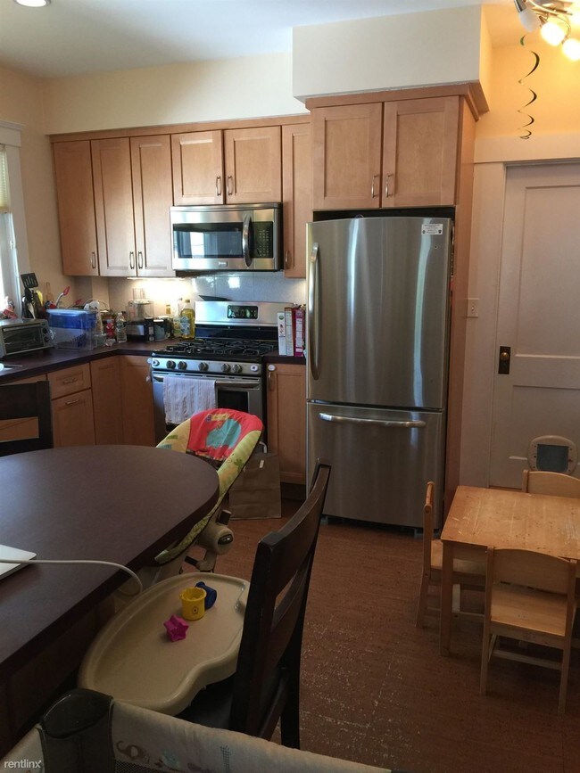 Foto del edificio - 5 br, 3 bath  - 182 Maplewood St