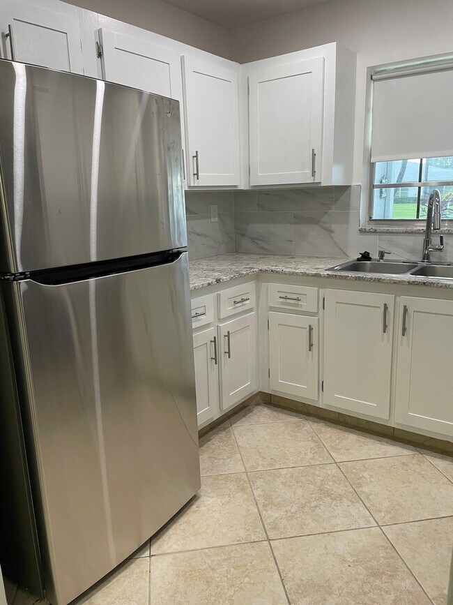 Foto del edificio - 14676 Canalview Dr