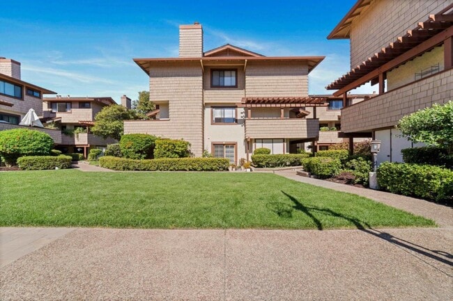 Building Photo - Desirable location! Move-In Ready!