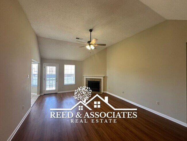 Building Photo - Charming Southeast Home Located on Corner ...