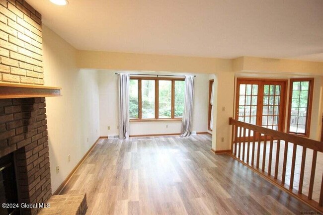 Foto del edificio - 43 Oak Tree Ln