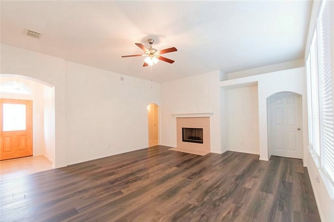 Building Photo - 234 Silvercreek Dr