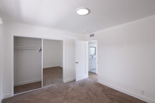 Foto del edificio - 3155 Montrose Ave