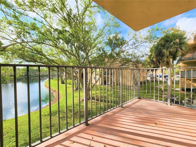 Foto del edificio - 251 Palm Cir W
