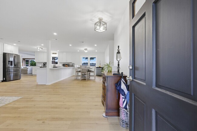 Foto del edificio - Stunning 4-Bedroom Waterfront Retreat with Modern Upgrades & Lake Living.