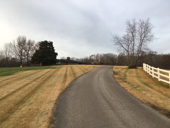 Building Photo - 557 Deer Creek Rd
