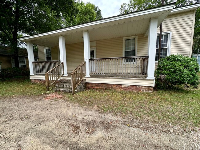 Building Photo - Large Fenced In Yard!