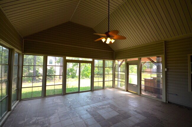 Foto del edificio - 96 Skycroft Dr