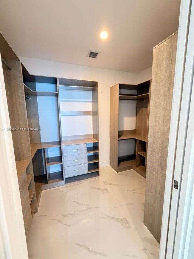 Foto del edificio - 700 NE 24th St