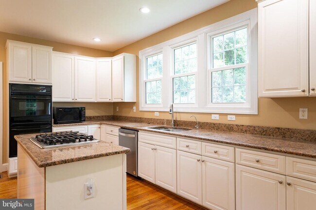 Building Photo - 7400 Spencer Ct