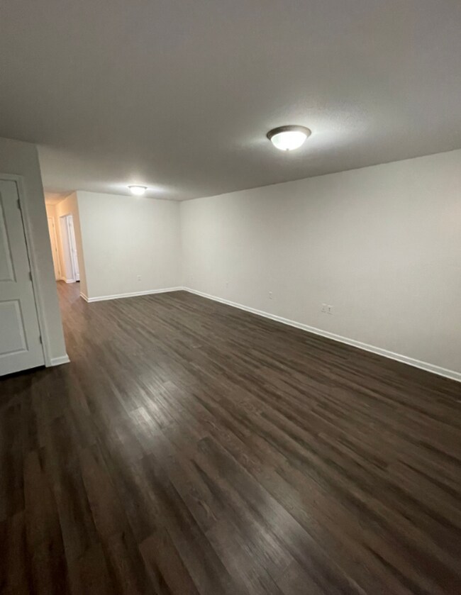 Foto del edificio - Spacious 3BR Townhome with Main-Level Primary Suite