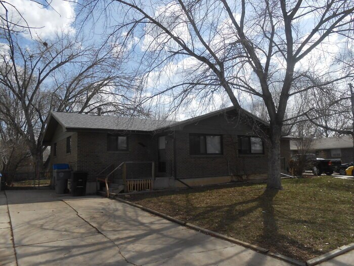Foto principal - 2 Bedroom/2 Bath Spacious Brick Ranch Styl...