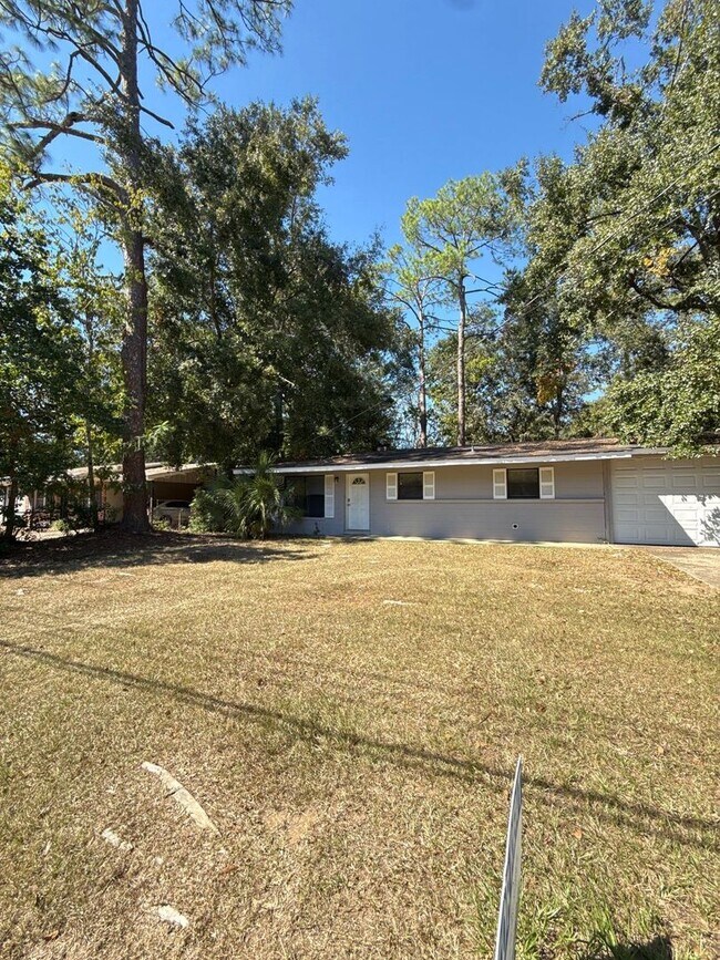 Foto del edificio - 4 bed/ 2.5 bath home, large yard! Availabl...