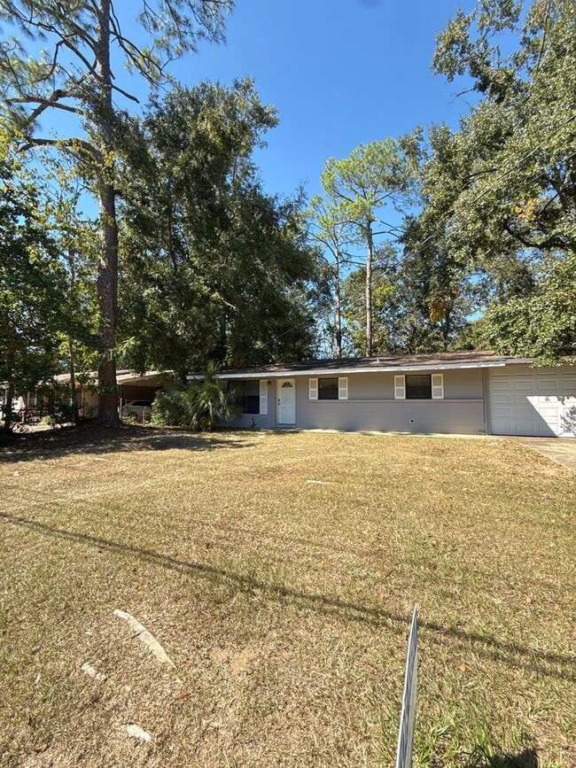 Photo - 4 bed/ 2.5 bath home, large yard! Availabl...