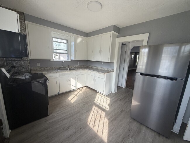 Foto del edificio - 3586 W 47th St