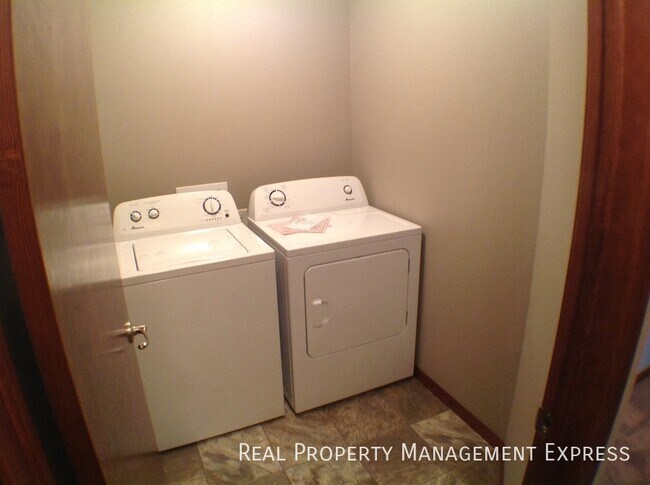 Foto del edificio - Perfect 2 Story 2 Bedroom Town Home in Har...