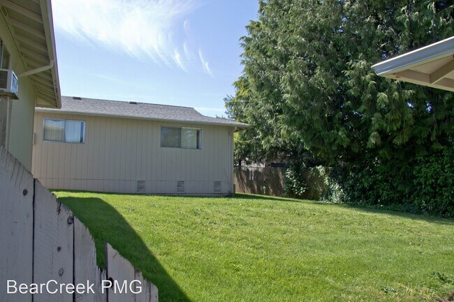 Building Photo - 4622-4708 NE St James Rd