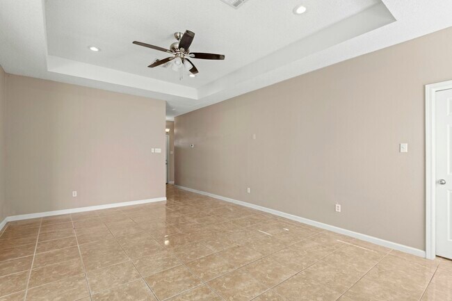 Building Photo - 2205 Greenwood Dr