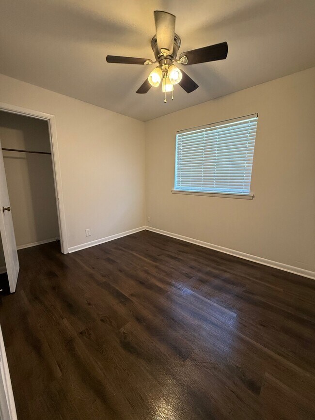 Foto del edificio - 5115 N Woodland Dr