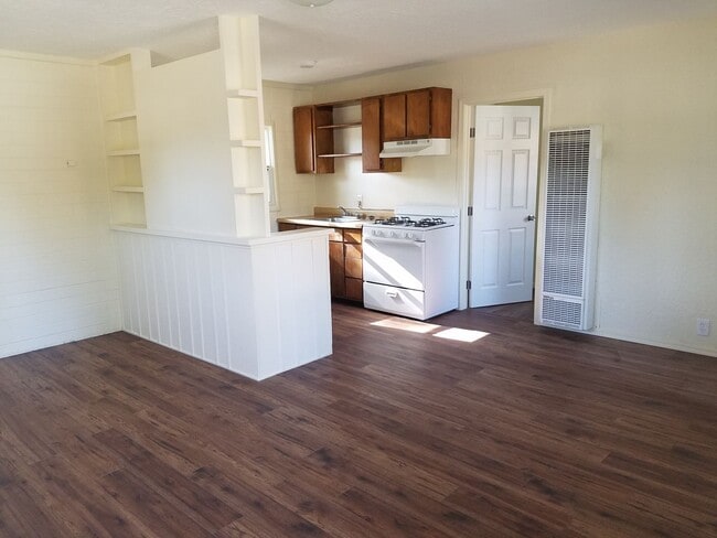 Building Photo - Cozy 1 Bed, 1 Bath Cottage - Water/Sewer/T...