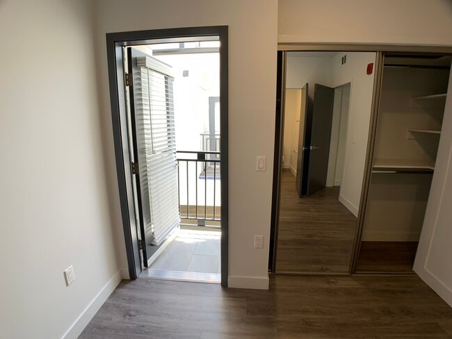 Building Photo - 14639-14645 Vanowen St