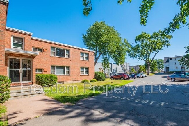 Building Photo - 353 Main St