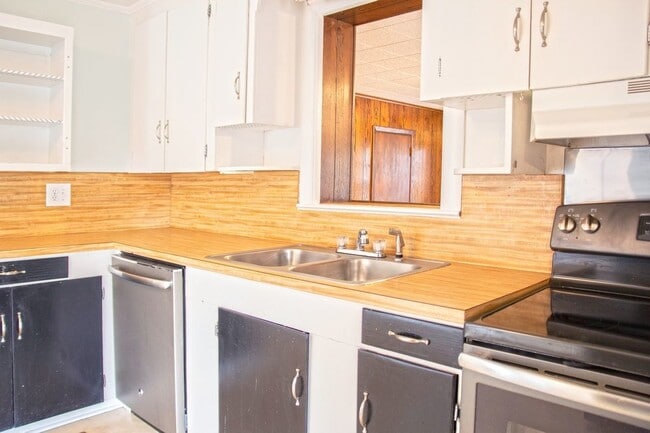 Building Photo - 3BR/2.5BA on large lot Hanover Heights - $...