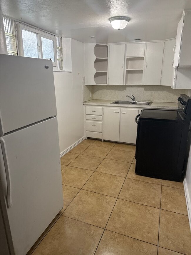 Building Photo - 618 E 21st St