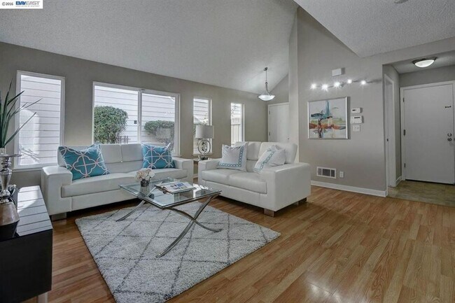 Foto del edificio - $4100 / 3BR GORGEOUS ARDENWOOD HOME IN NORTH FREMONT