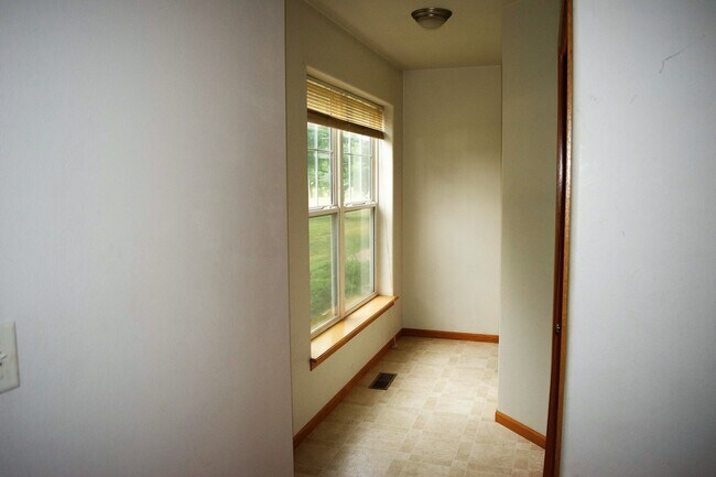 Building Photo - Large Iowa City Townhouse