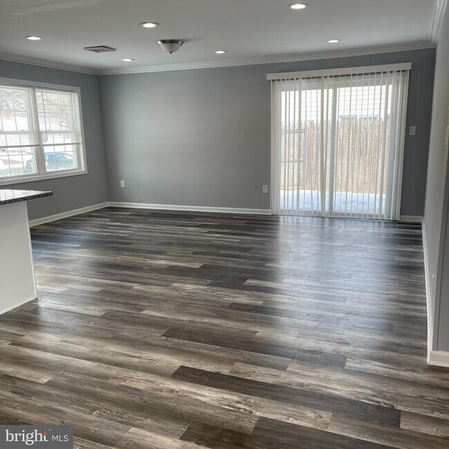 Building Photo - 28 Farmbrook Dr