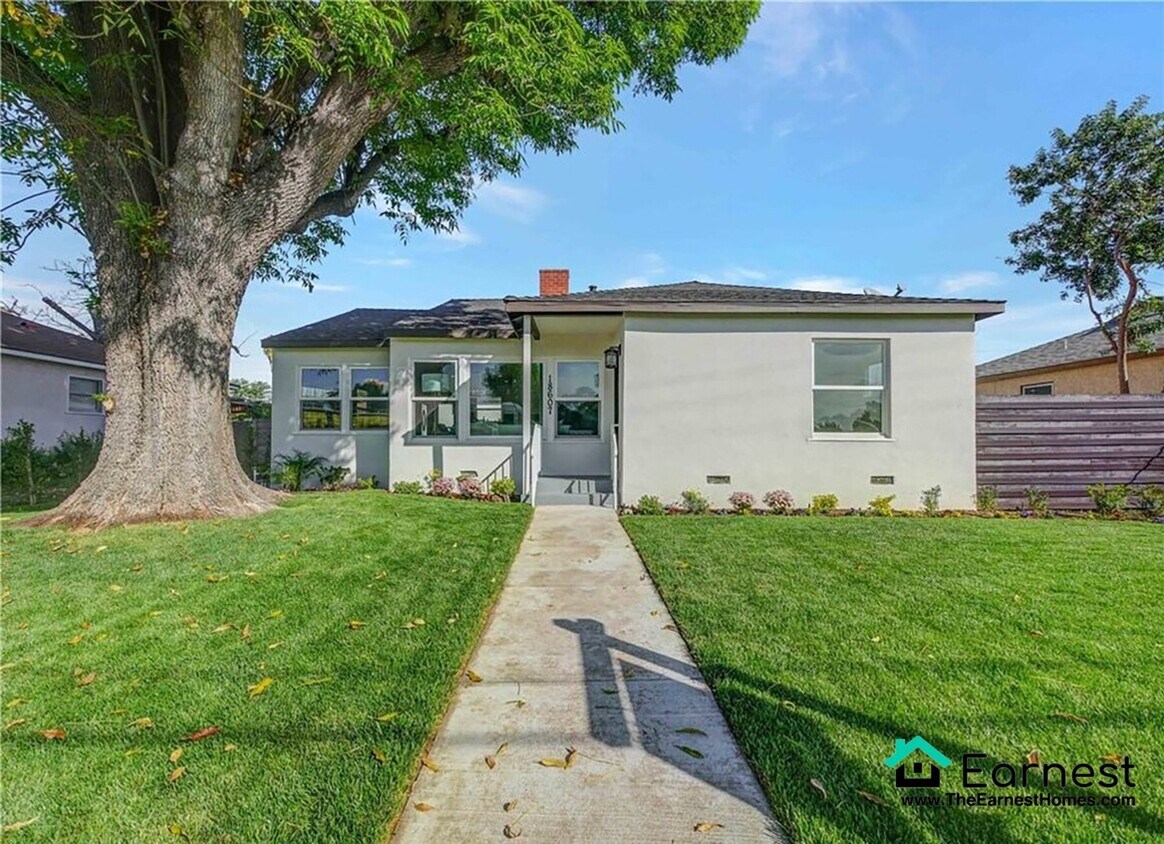 Foto principal - 18607 Victory Blvd