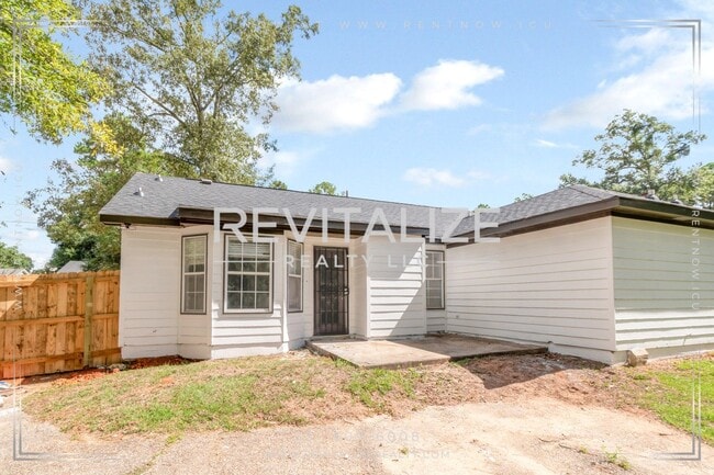 Building Photo - 6513 Victoria Pl S