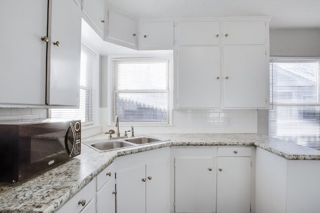 Building Photo - Spacious Three Bedroom Home With Modern Fl...