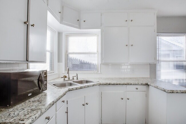 Foto del edificio - Spacious Three Bedroom Home With Modern Fl...