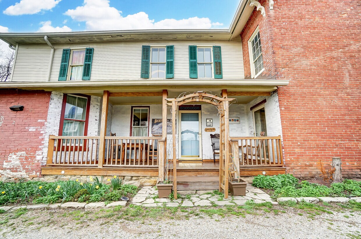 Ground floor apartment with private porch in Cedar Hill Historic House - 705 Deacon St