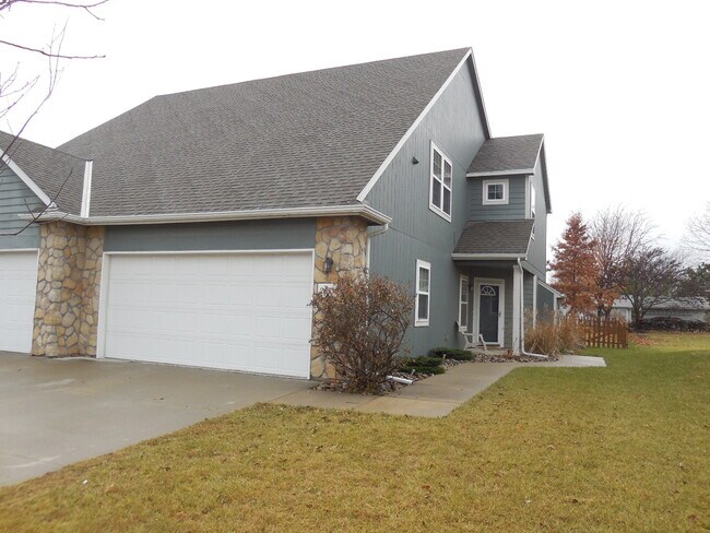 Building Photo - 2333 Surrey Dr