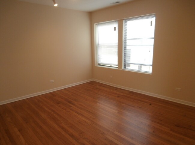 Sala de estar - 4748 N Sacramento Ave