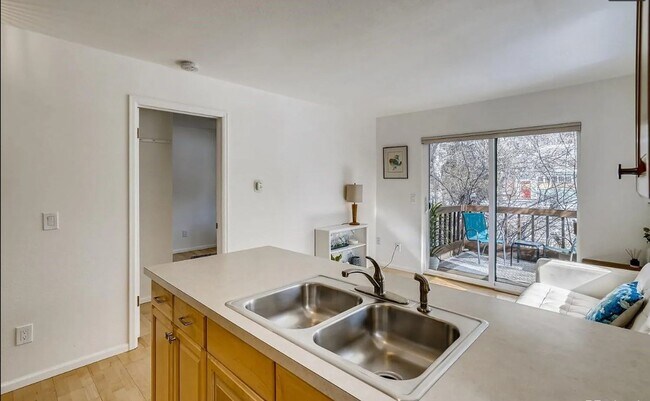 Foto del edificio - AMAZING LOCATION 1 Bed 1 Bath Condo Near D...