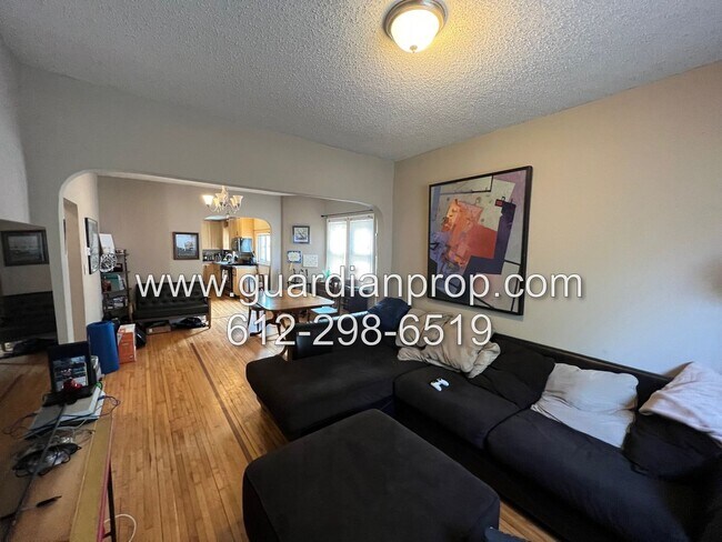 Foto del edificio - House Available October 1, Updated Kitchen...
