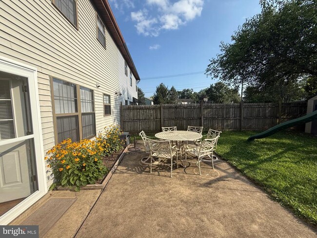 Building Photo - 131 Redwood Dr