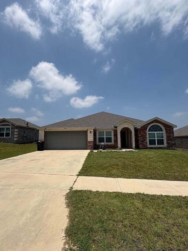 Building Photo - 6705 Black Springs Dr