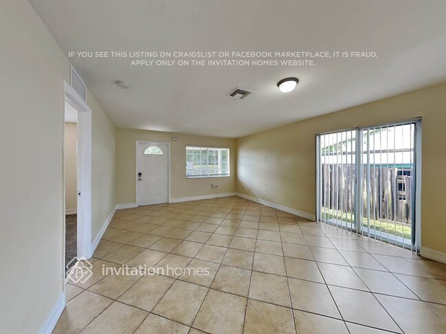 Foto del edificio - 6315 Plunkett St