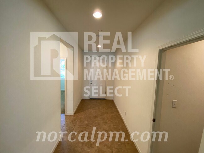 Foto del edificio - Spacious 4 bed 3 bath in Roseville