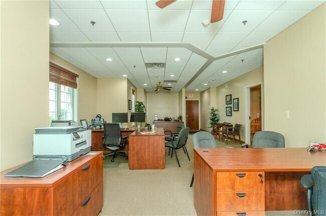 Building Photo - 5 Fair Lawn Dr